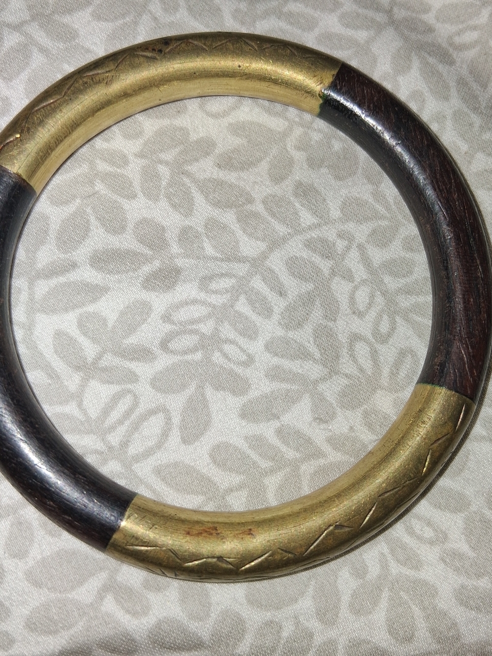 Vintage black coral bangle bracelet with brass couplings - Picture 4 of 4